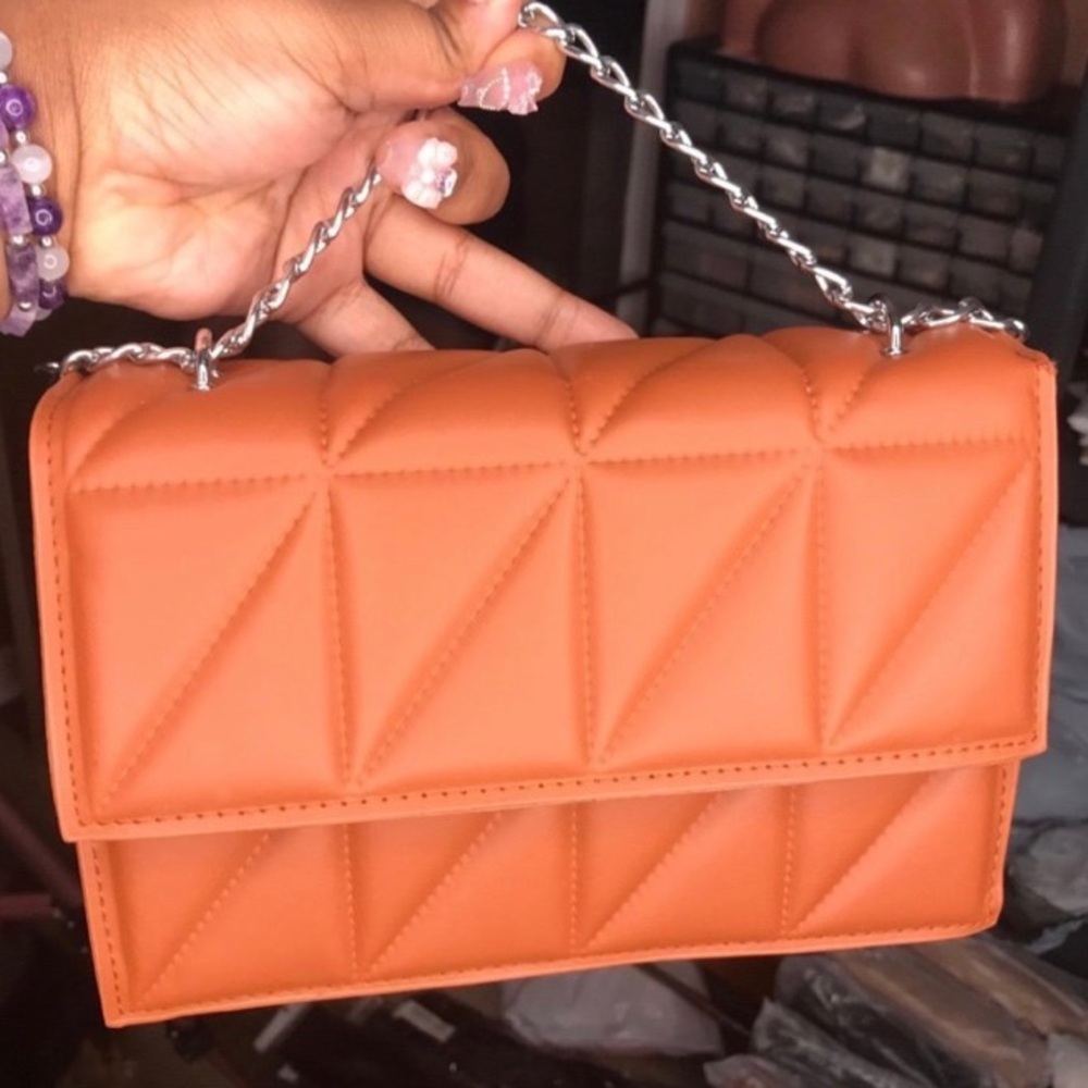 *NWT* Beautiful Orange shoulder Bag. With Silver Chain Strap.👌 NEW NEVER OPENED